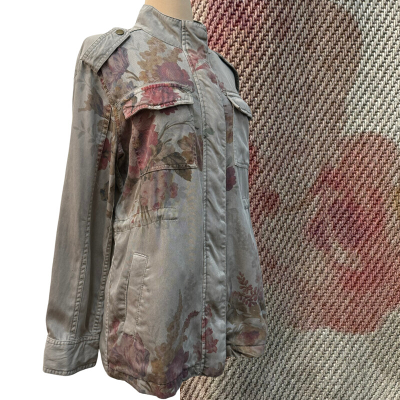 Sundance Rochelle Jacket<br />
Soft, feminine surplus jacket with hidden snap flap pockets, and snap placket.<br />
100%Tencel®<br />
Color: Khaki and faded floral print<br />
Size: Small