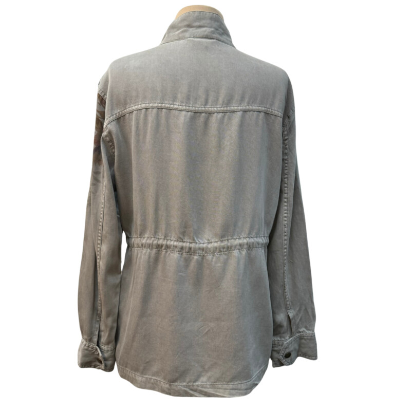 Sundance Rochelle Jacket<br />
Soft, feminine surplus jacket with hidden snap flap pockets, and snap placket.<br />
100%Tencel®<br />
Color: Khaki and faded floral print<br />
Size: Small