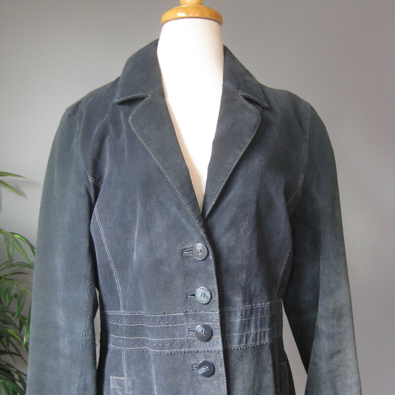 Wilsons Suede Coat, Blue, Size: M<br />
smart blue suede coat by Wilson.<br />
marked size M<br />
it features white top stitching, pockets and is fully lined.<br />
fitted at the waist with a little flare to the 'skirt'<br />
It's used, but in great shape.<br />
flat measurements taken on the outside of the coat while lying flat:<br />
shoulder to shoulder: 16.5<br />
armpit to armpit: 20<br />
waist area: 18<br />
hip area: 21.25<br />
length: 37.5<br />
underarm sleeve seam: 18<br />
In my opinion, as a size medium person, I feel this coat is a little too fitted for me on the top.<br />
If you are a slim size medium or a junior sized gal, it should fit fine.<br />
<br />
thanks for looking!<br />
#73106