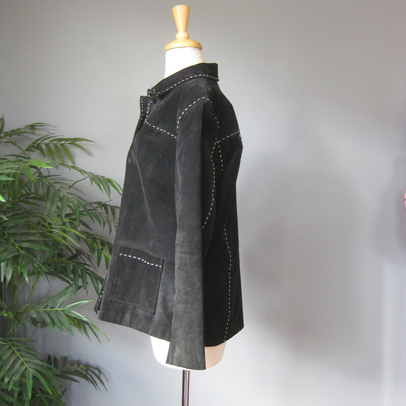 Denim & Co Suede Trimmed, B/W, Size: Large<br />
simple shacket style short suede jacket<br />
black suede with white top stitching<br />
patch pockets<br />
button closure<br />
lined<br />
moderate shoulder pads support the weight of the jacket<br />
Size large<br />
flat measurements, taken on the outside of the jacket with the jacket lying flat:<br />
shoulder to shoulder: 17.5<br />
armpit to armpit: 23<br />
width at hem: 24.5<br />
length: 28<br />
underarm sleeve seam: 18<br />
great conditions with some marks on the suede.<br />
<br />
thanks for looking!<br />
#77977