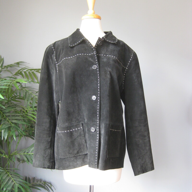 Denim & Co Suede Trimmed, B/W, Size: Large<br />
simple shacket style short suede jacket<br />
black suede with white top stitching<br />
patch pockets<br />
button closure<br />
lined<br />
moderate shoulder pads support the weight of the jacket<br />
Size large<br />
flat measurements, taken on the outside of the jacket with the jacket lying flat:<br />
shoulder to shoulder: 17.5<br />
armpit to armpit: 23<br />
width at hem: 24.5<br />
length: 28<br />
underarm sleeve seam: 18<br />
great conditions with some marks on the suede.<br />
<br />
thanks for looking!<br />
#77977