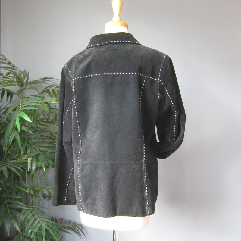 Denim & Co Suede Trimmed, B/W, Size: Large<br />
simple shacket style short suede jacket<br />
black suede with white top stitching<br />
patch pockets<br />
button closure<br />
lined<br />
moderate shoulder pads support the weight of the jacket<br />
Size large<br />
flat measurements, taken on the outside of the jacket with the jacket lying flat:<br />
shoulder to shoulder: 17.5<br />
armpit to armpit: 23<br />
width at hem: 24.5<br />
length: 28<br />
underarm sleeve seam: 18<br />
great conditions with some marks on the suede.<br />
<br />
thanks for looking!<br />
#77977