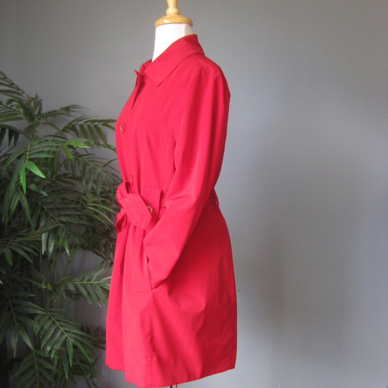 London Fog Trench, Red, Size: M<br />
Cute red raincoat by London Fog<br />
single breasted button closure<br />
pockets<br />
epaulettes<br />
matching belt<br />
size medium<br />
flat measurements:<br />
shoulder to shoulder: 16<br />
armpit to armpit: 20.5<br />
waist area (uncinched) 19.5<br />
hip area: 22.5<br />
length: 33.5<br />
underarm sleeve seam: 16<br />
Excellent condition, no flaws<br />
Thanks for looking!<br />
#76272