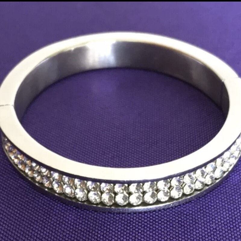 Swarovski Hinged Bangle
Silver Size: 3diameter