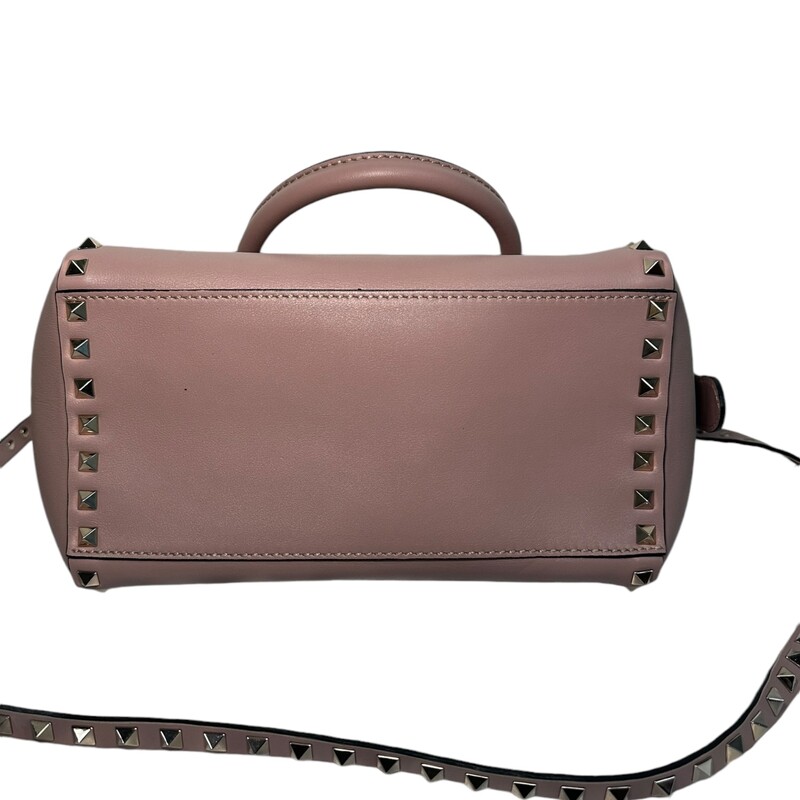 Valentino Rockstud Crossbody<br />
Calfskin Leather<br />
Condition: Very minimal scratches on the hardware, leather and interior in excellent condition.<br />
Dimensions:<br />
Base length: 10 in<br />
Height: 7 in<br />
Width: 4 in<br />
Drop: 7.5 in<br />
Drop: 17 in<br />
<br />
Code:BG-K540B0L2<br />
<br />
Does not come with original box or dust bag.