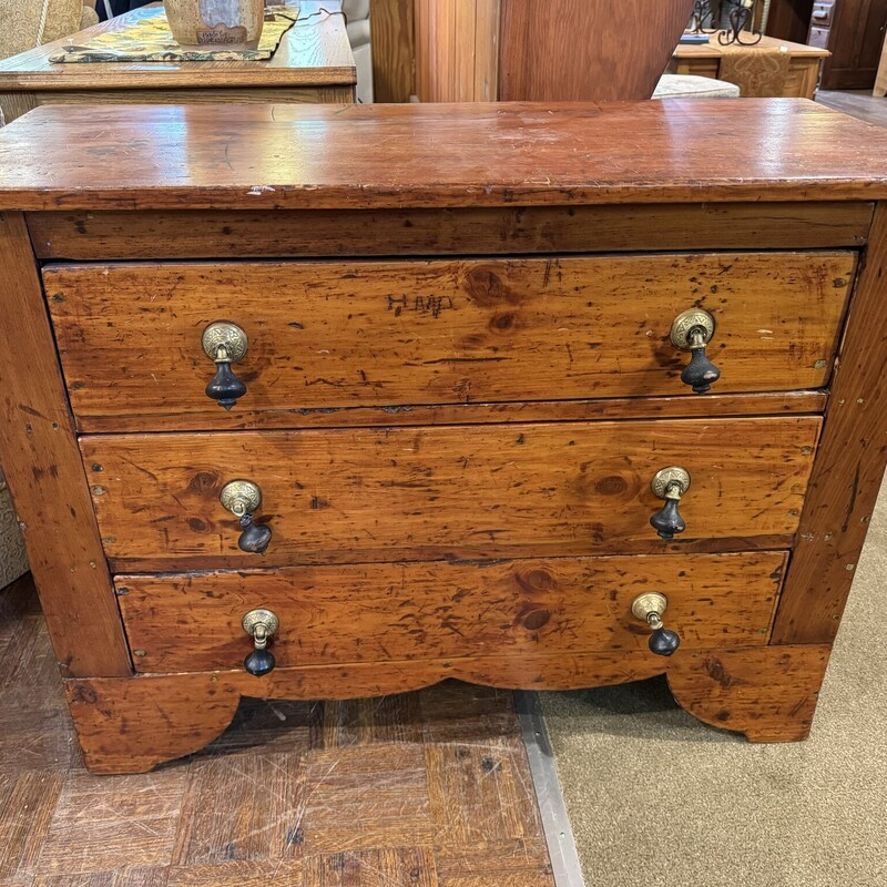 Antq Wood 3 Drw Bureau

Antique wooden 3 drawer bureau with drop hardware!
Top drawer has initials carved on it.

Size: 38 in wide X 17 in deep X 29 in high