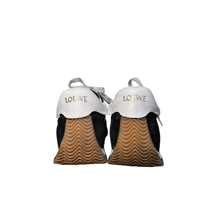 Loewe Flow Runner Size: 38<br />
Code: 592306<br />
Minor scratching<br />
Does not come with original box or dust bag.