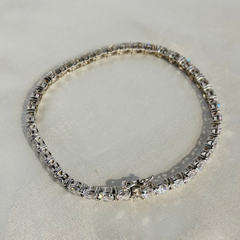 925 CZ Tennis Bracelet
Silver Size: 3diameter