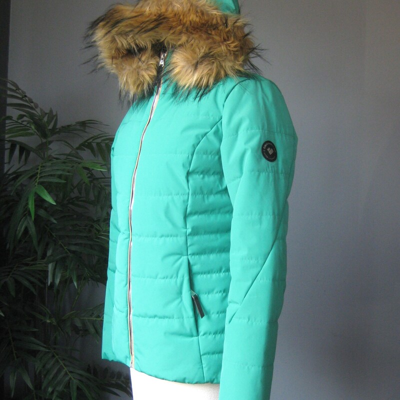 Obermyer Puffer Fur Hood, Green, Size: 8<br />
purchased last year.<br />
It was a warm winter.<br />
Only worn a few time.<br />
Obermeyer ski coat<br />
bright light green<br />
with a removeable fur trimmed hood. Attaches with easy on/off snaps<br />
zippered pockets on the sides<br />
interior is lined with black and white paisley fabric<br />
The lining has a loose flap which you can cinch close on windy days to keep the wind from zooming up from the bottom.<br />
Marked size 8.<br />
IMO, it's a little bit of a small size 8<br />
flat measurements, taken on the OUTSIDE of the jacket.<br />
shoulder to shoulder: 15.75<br />
armpit to armpit: 20.5<br />
width at hem: 19<br />
underarm sleeve seam: 19.5<br />
length: 26<br />
<br />
excellent like new condition!<br />
Thanks for looking!<br />
#80720