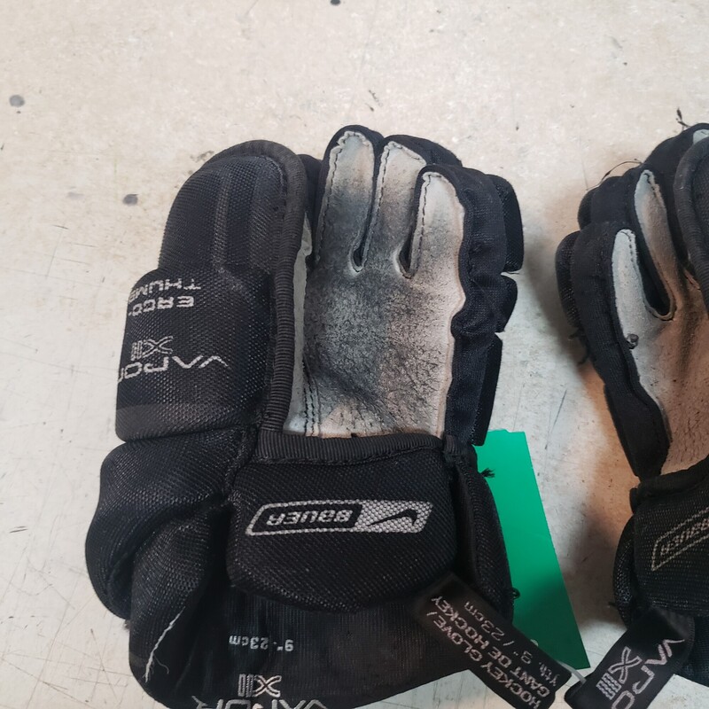 Nike Bauer Vapor XII Youth Hockey Gloves<br />
Black<br />
Size: 9in.<br />
Pre-owned