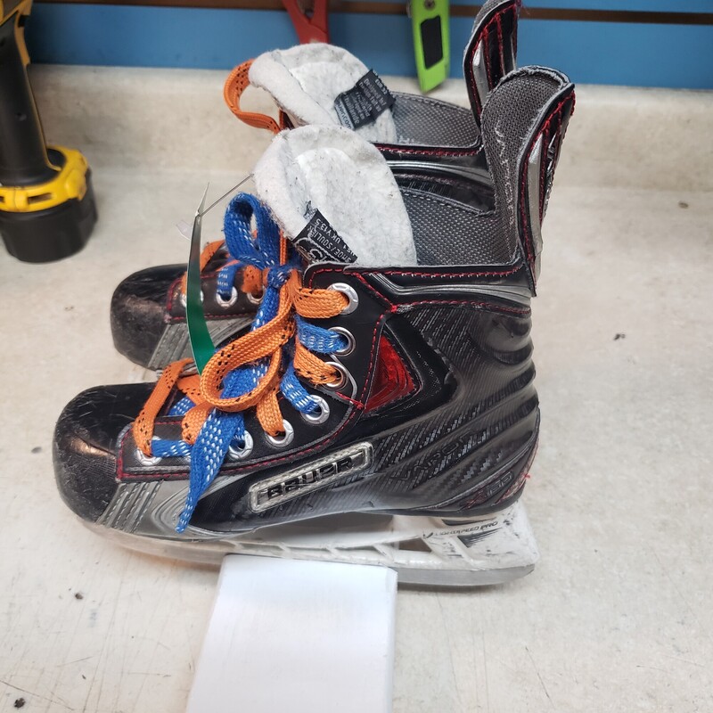 Bauer Vapor X100 Youth Hockey Skates<br />
Size: Y13<br />
Pre-owned