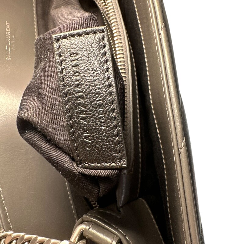 Saint Laurent LouLou Medium<br />
Calfskin<br />
Color: Gray slate<br />
Code GAB.487216.0418<br />
Condition: In Great Shape<br />
Dimensions:<br />
Shoulder Strap Drop Max: 19.5<br />
Shoulder Strap Drop Min: 10.5<br />
Height: 9<br />
Width: 11.25<br />
Depth: 4