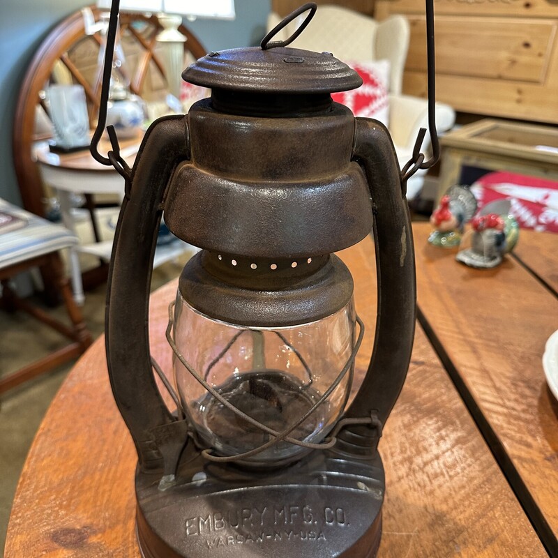 Embury #2 Air Pilot Lantern
Size: 7.5x7.5
VTG 1940s-1950s Mfg. Warsaw, NA. Star Bottom Stamp, great condition for the age.