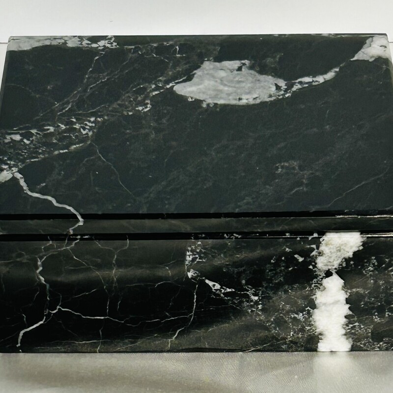 Marble Box with Lid
BlkWht
Size: 5 x 4 x 2H