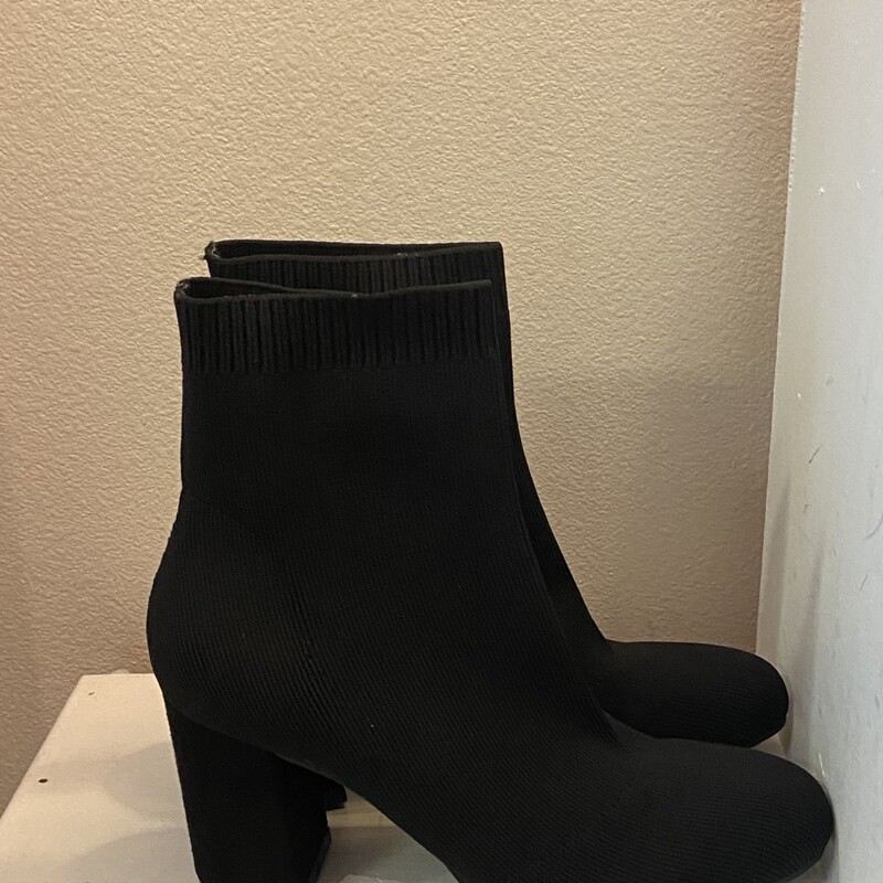 NEW Blk Fabric Bootie<br />
Black<br />
Size: 7 R $69