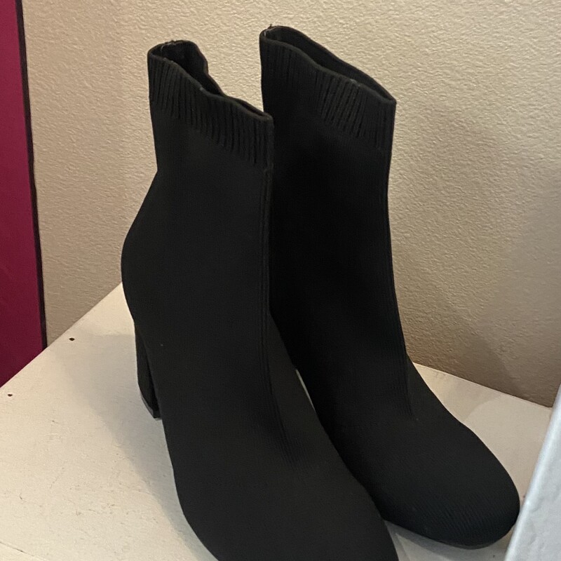 NEW Blk Fabric Bootie<br />
Black<br />
Size: 7 R $69