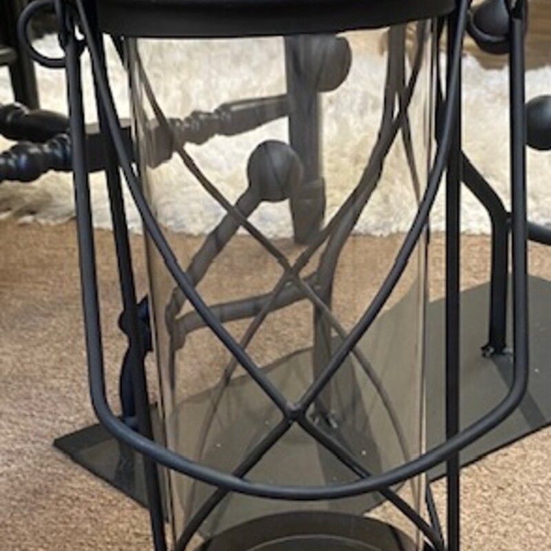 Lantern Candle Holder
Removable Clear Glass Cylinder
Black Metal Base Removable Top
Size: 8x17H
Matching Lantern Sold Separately