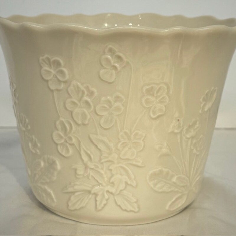 Lenox Masterpiece Cachepot
Cream
Size: 6.5x5H