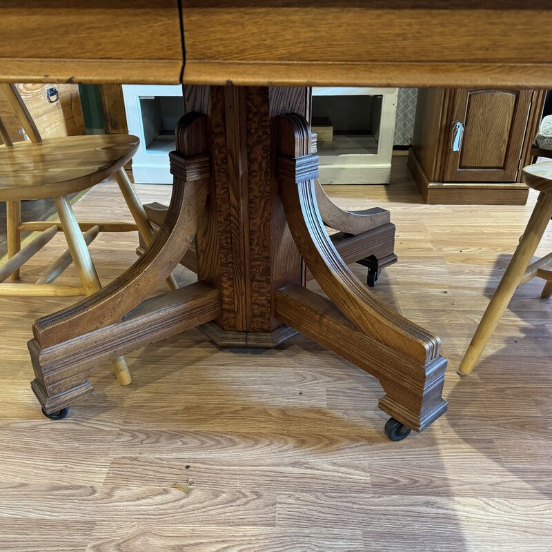 Oak Pedestal Table<br />
On Wheels<br />
45 Inches Square, 31 Inches High