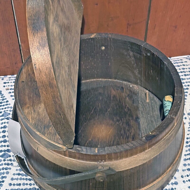 Vintage Sewing Box<br />
12 In Round x 7 In Tall.<br />
Had legs at one time - could be added on bottom.