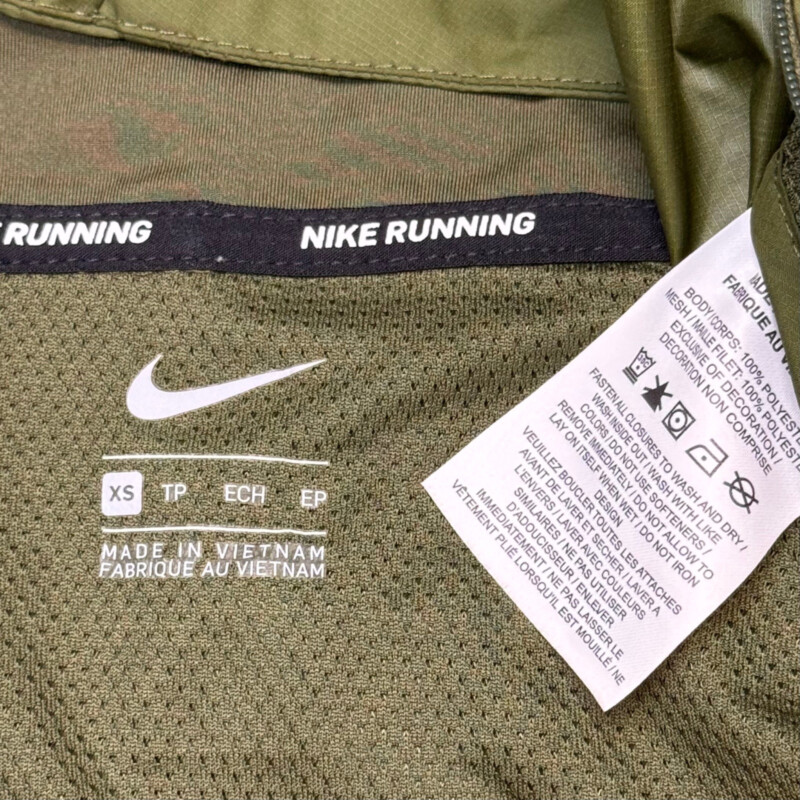 Nike Repel Jacket<br />
Hooded<br />
Back Air Vents<br />
Two Zippered Pockets<br />
Color: Olive<br />
Size: XS