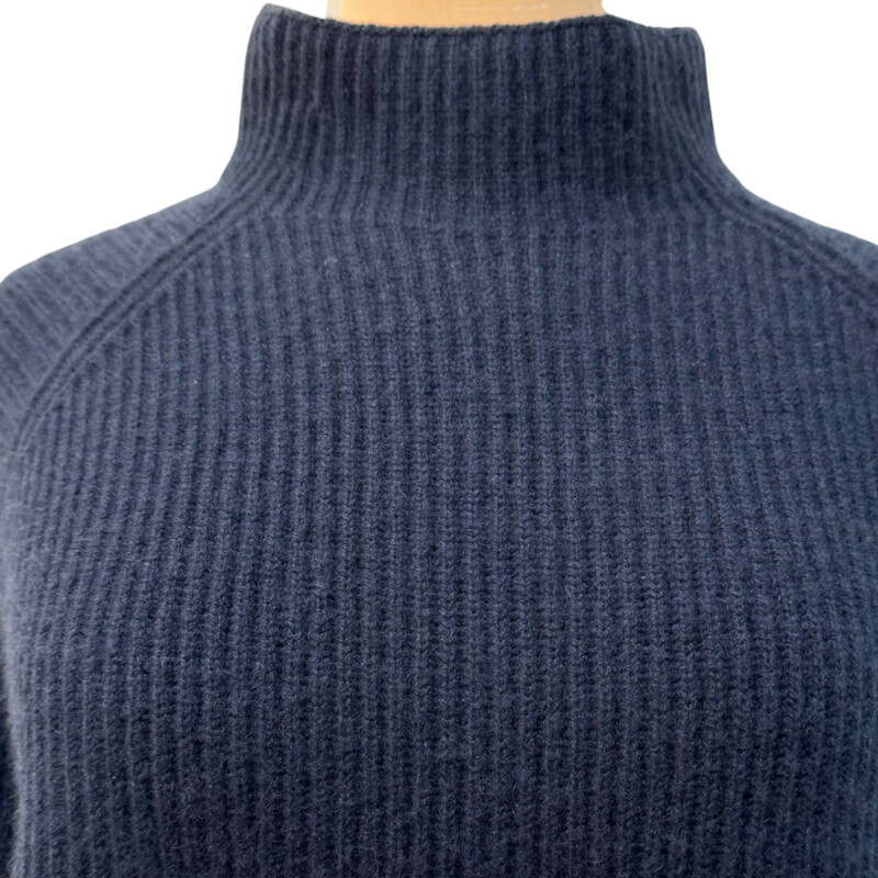 Lands End Cashmere Sweater<br />
Mock Neck<br />
Ribbed Texture<br />
Color:  Navy<br />
Size: Medium