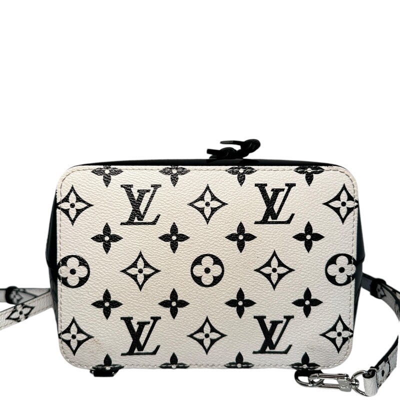 Louis Vuitton Hot Springs, Black, Size: OS

Dimesnions:
7W x 8.5H x 5D

Date Code:
SR1109

Light scuffing on the sides of the sides.

Comes with original box and dust bag.