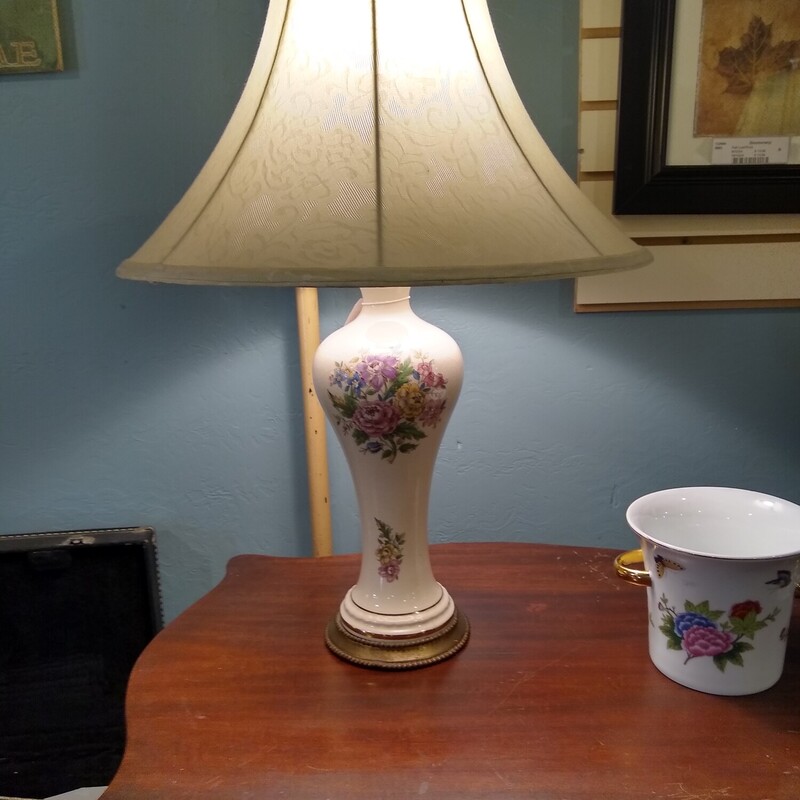 Floral Lamp LaceTrimShade

Ivory base with pink, blue, lavender, yellow and green  floral design.  Shade has a pretty lace trim.

Size: 25 In tall