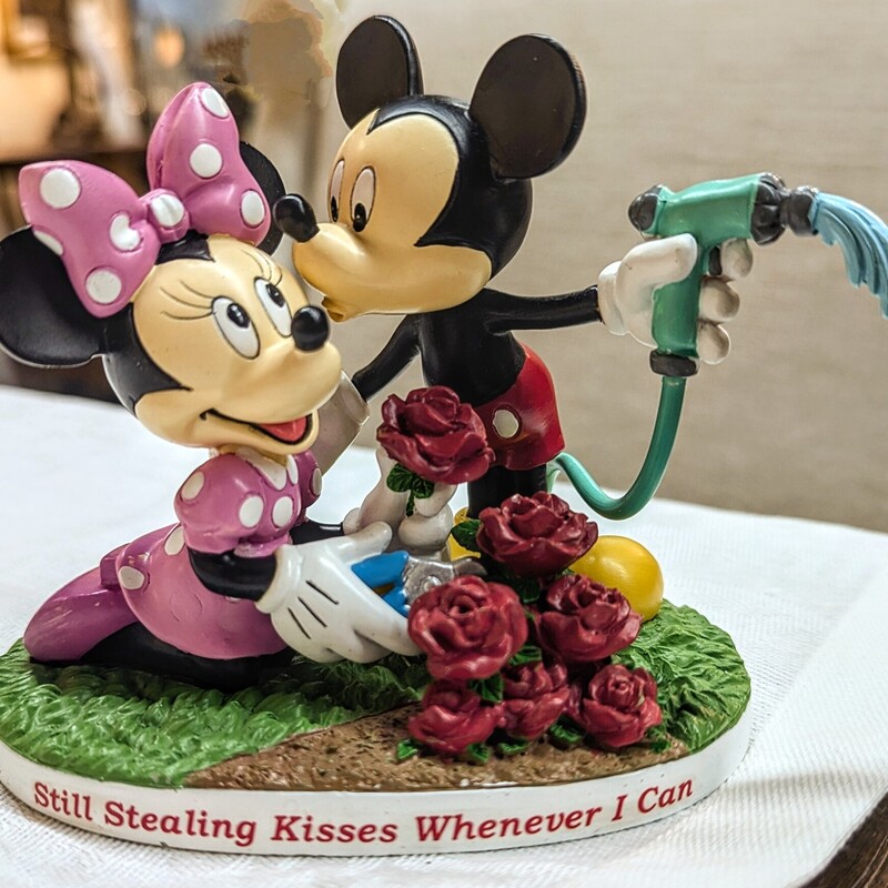 Mickey&MiniStealingKisses