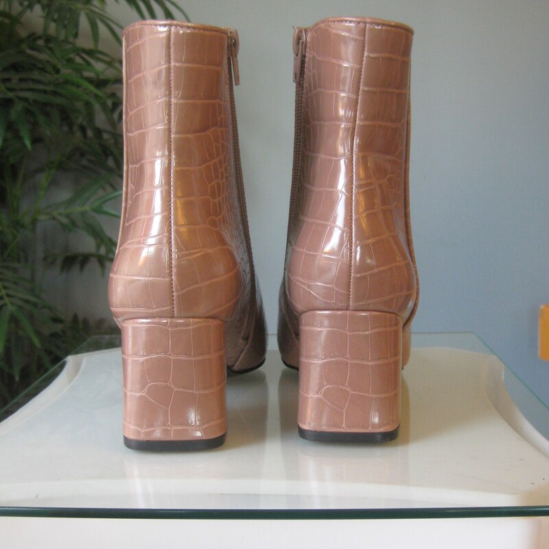 Steve Madden Snake, Blush, Size: 7.5<br />
Steve Madden Darma ankle boots - warm deep nude croc embossed patent<br />
Size 7.5<br />
Side zip<br />
Cool shaped block heel<br />
<br />
like new condition, with one pen (?) mark on one of the uppers.<br />
thanks for looking!<br />
#80649