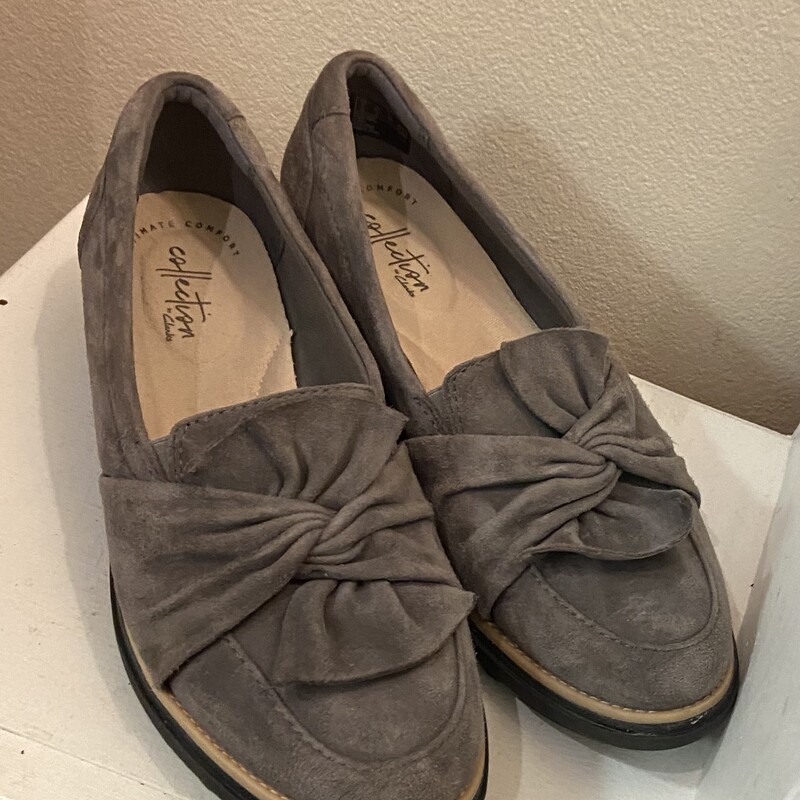 Grey Suede Wedge Shoe<br />
Grey<br />
Size: 7 1/2