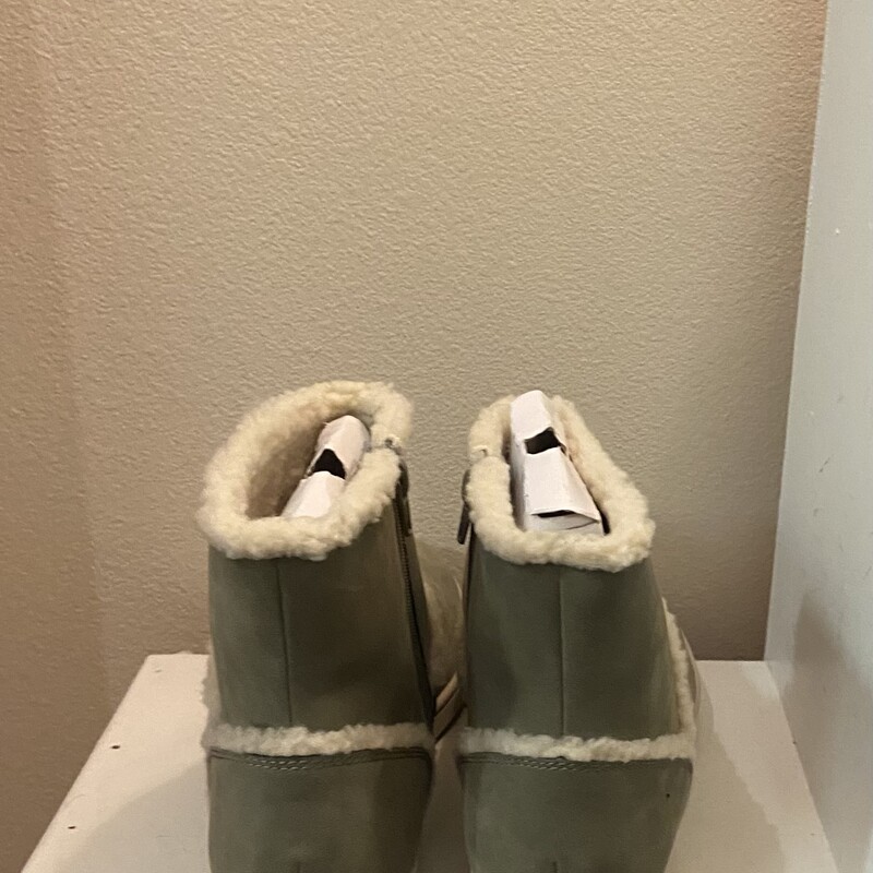 NWT Grn Sherpa Boot<br />
Green<br />
Size: 12