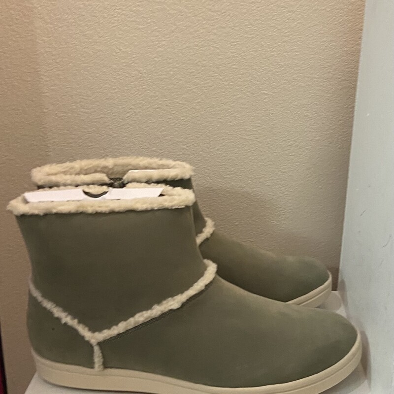 NWT Grn Sherpa Boot
Green
Size: 12