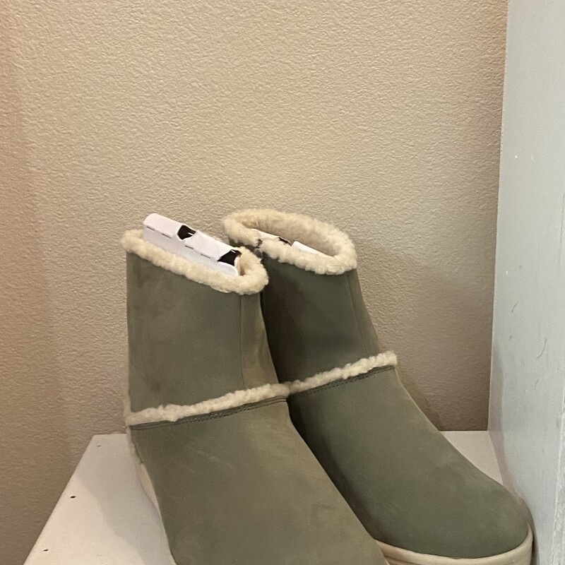 NWT Grn Sherpa Boot