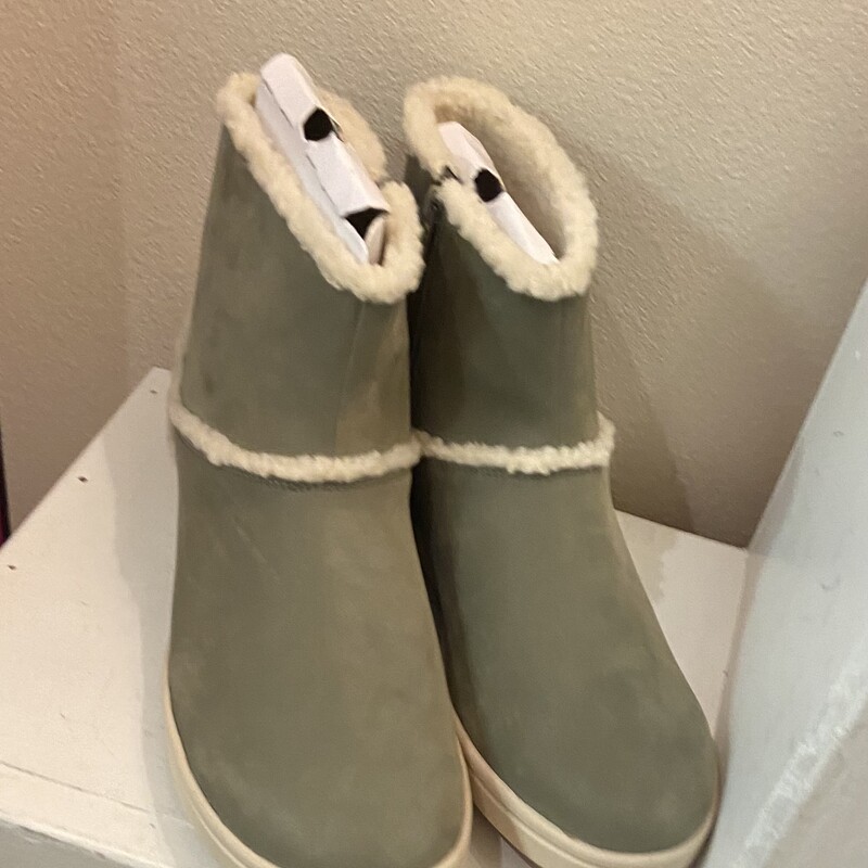 NWT Grn Sherpa Boot
Green
Size: 12