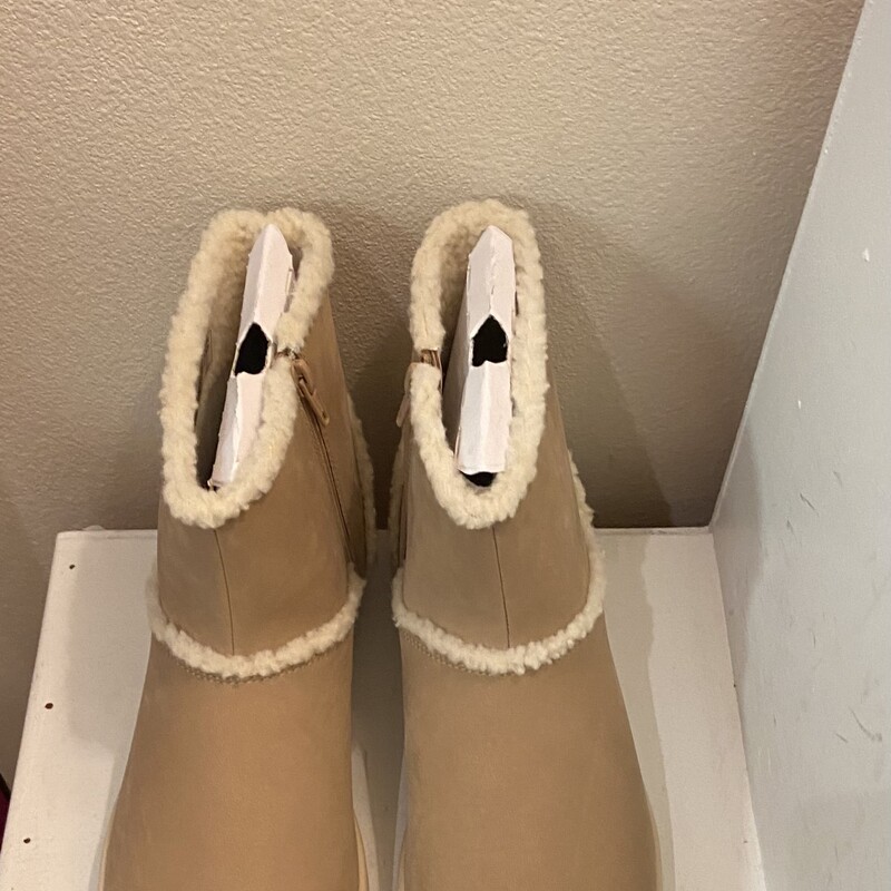 NWT Tan Sherpa Boot<br />
Tan<br />
Size: 12