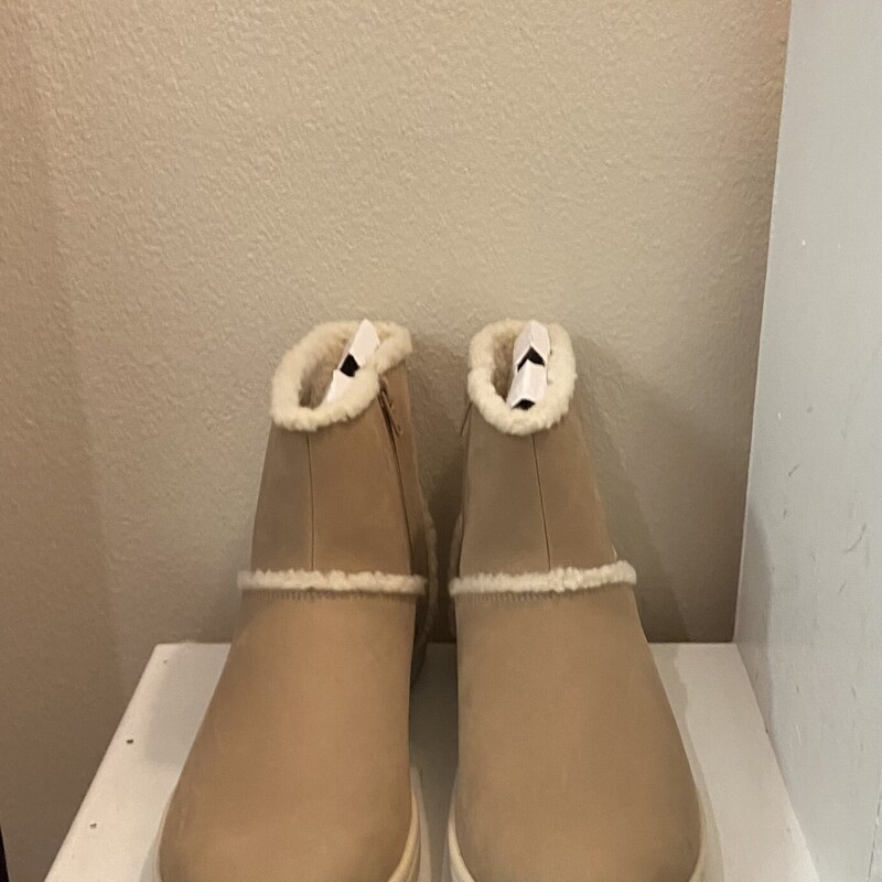 NWT Tan Sherpa Boot
Tan
Size: 12