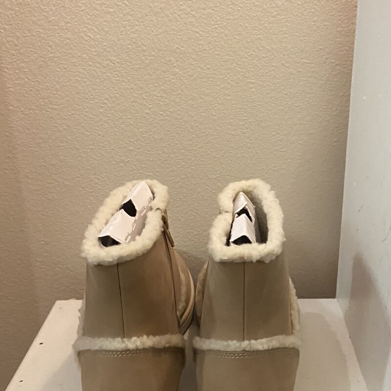 NWT Tan Sherpa Boot
Tan
Size: 12