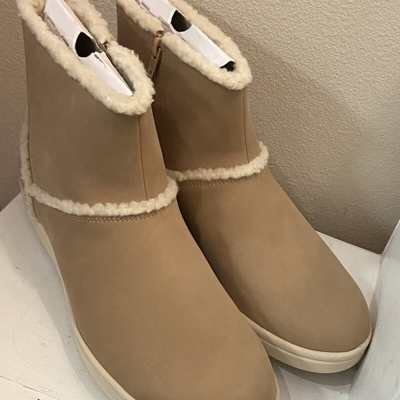 NWT Tan Sherpa Boot<br />
Tan<br />
Size: 12