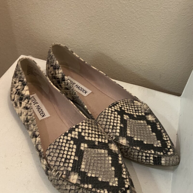 Crm/blk Python Pat Flat<br />
Crm/blk<br />
Size: 7 1/2