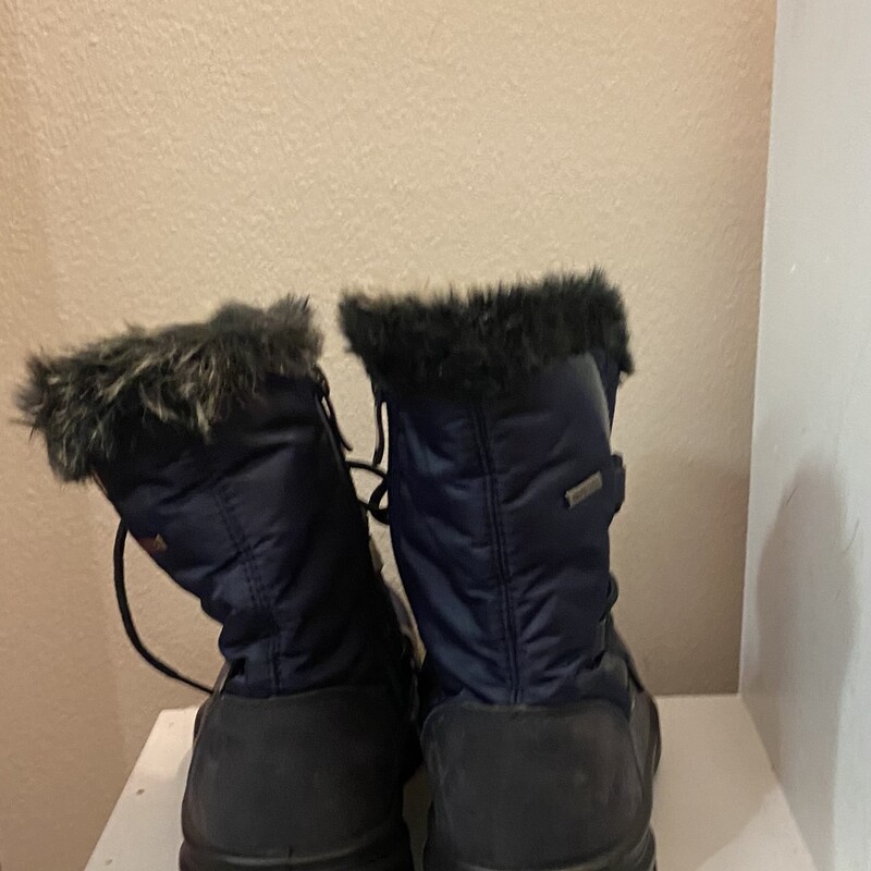 Nvy Faux Fur Winter Boot<br />
Navy<br />
Size: 9.5/10