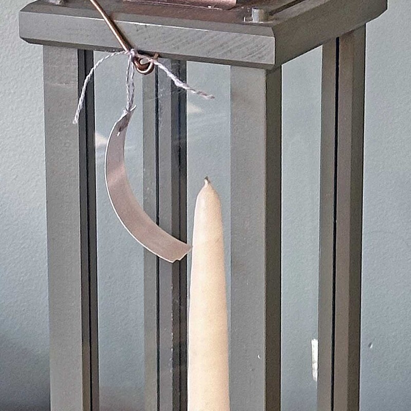 Copper/Wood/Glass  Lantern

Reproduction
11.5 In Hl x 5 In Sq