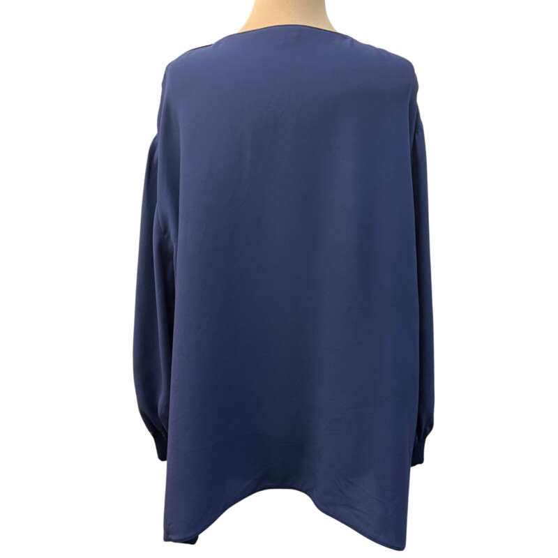 Lafayette 148 Blouse<br />
100% SILK<br />
Hook and Eye Closure<br />
Color:  Navy<br />
Size: 3X