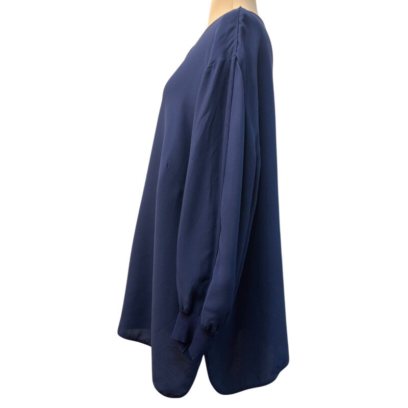 Lafayette 148 Blouse<br />
100% SILK<br />
Hook and Eye Closure<br />
Color:  Navy<br />
Size: 3X