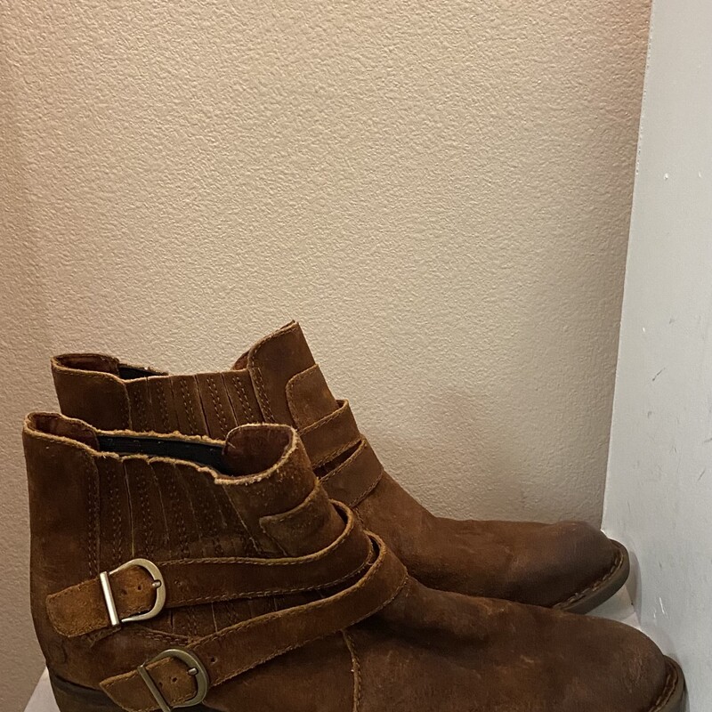 Brw Suede Bckl Booti<br />
Brown<br />
Size: 11