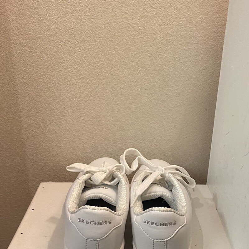 NIB Wht/slv Sneakers<br />
Wht/slv<br />
Size: 7