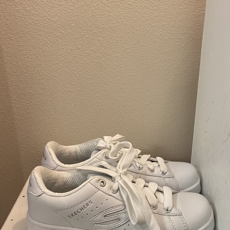 NIB Wht/slv Sneakers<br />
Wht/slv<br />
Size: 7