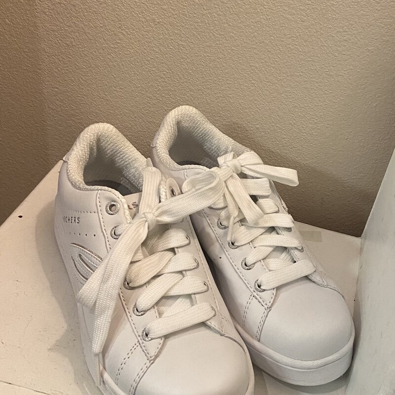 NIB Wht/slv Sneakers<br />
Wht/slv<br />
Size: 7