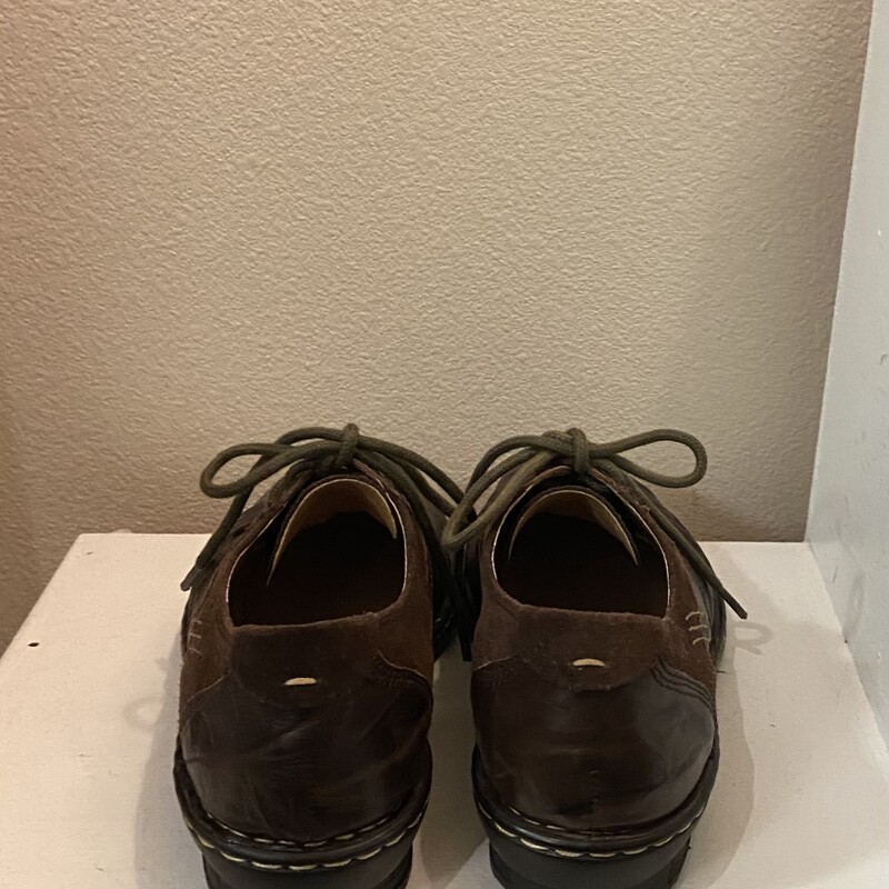 NIB Brw Suede Tie Shoe<br />
Brown<br />
Size: 6 R $100