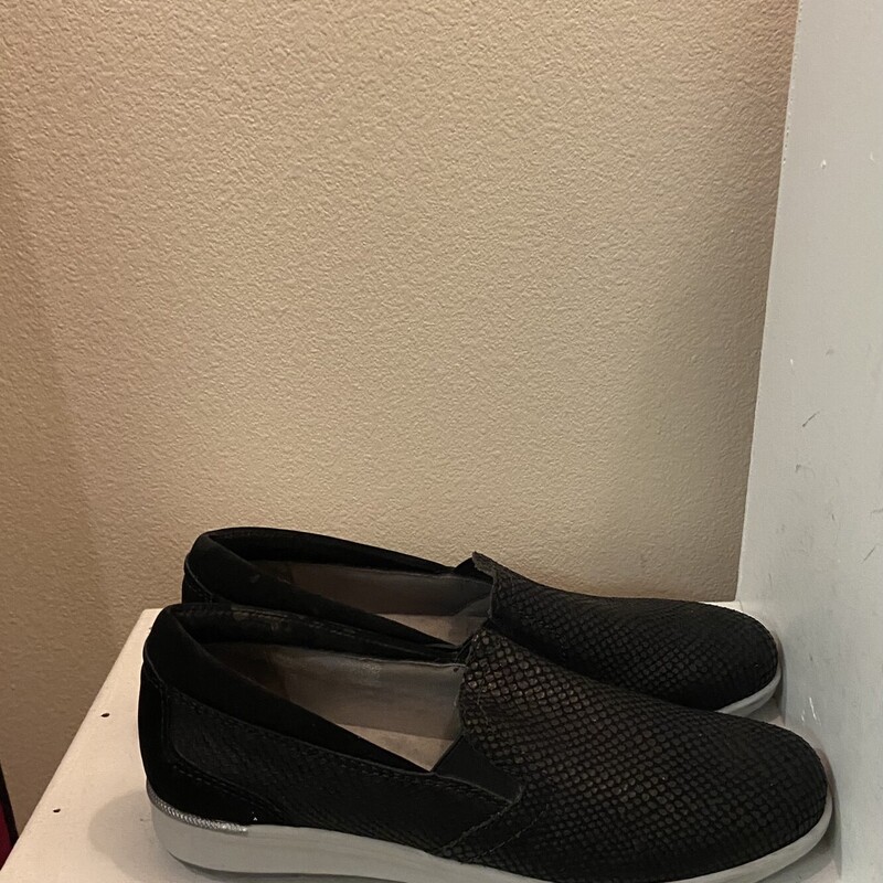 Blk Suede Sneaker<br />
Black<br />
Size: 6